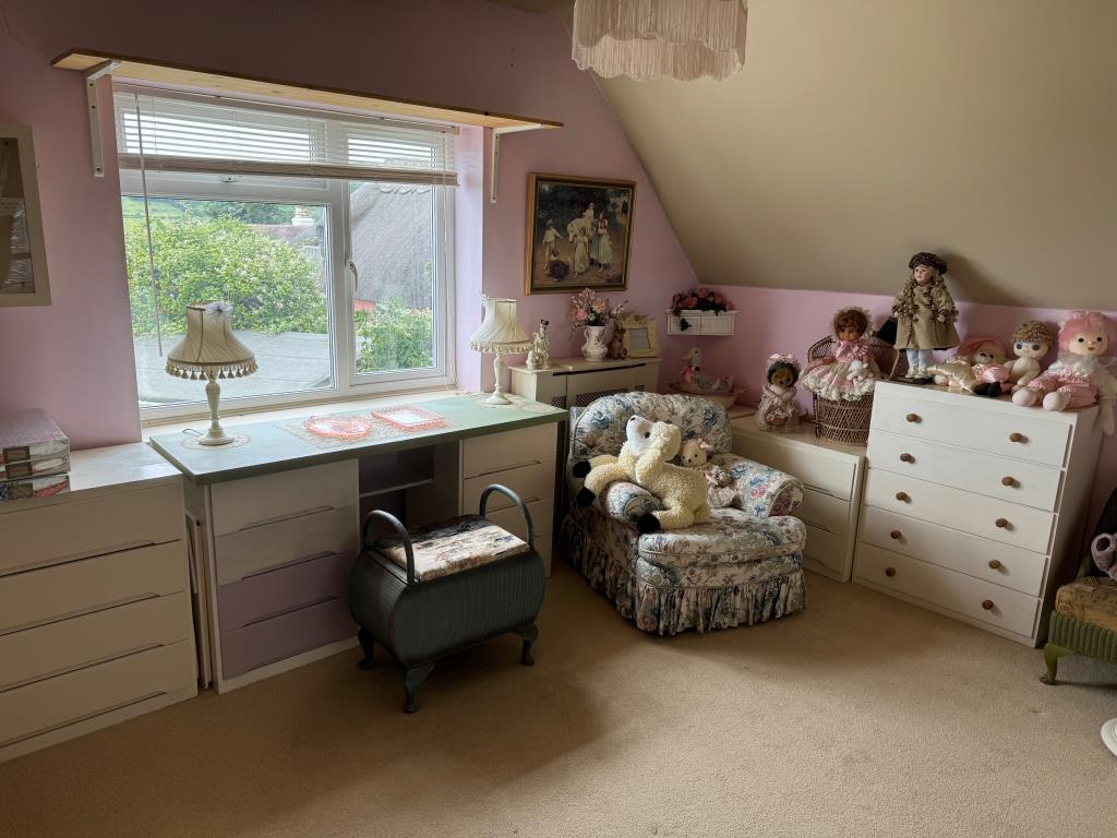 Lot: 179 - FREEHOLD HOUSE FOR IMPROVEMENT ON SOUGHT AFTER PRIVATE ESTATE - A first floor bedroom